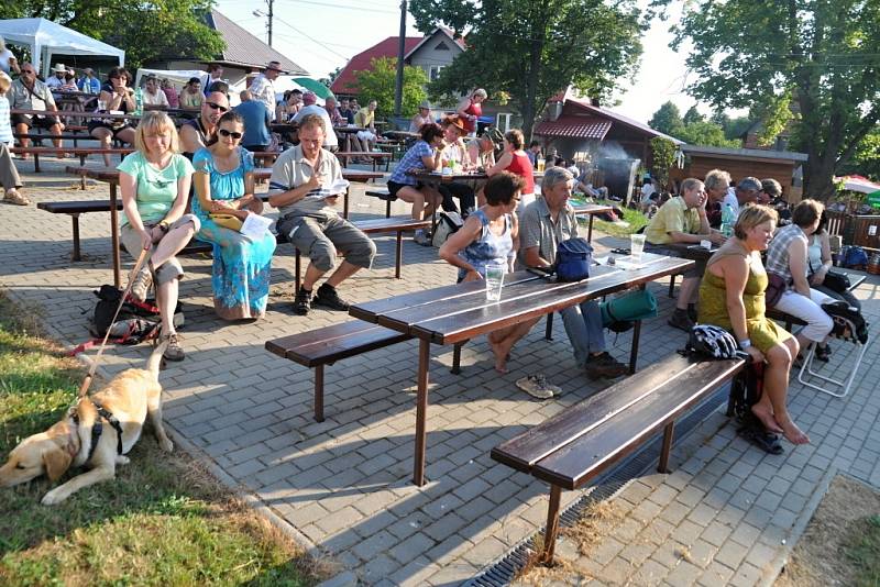 Účinkující a diváci 18. ročníku hudebního festivalu Amfolkfest v osadě Pulčín u Francovy Lhoty.