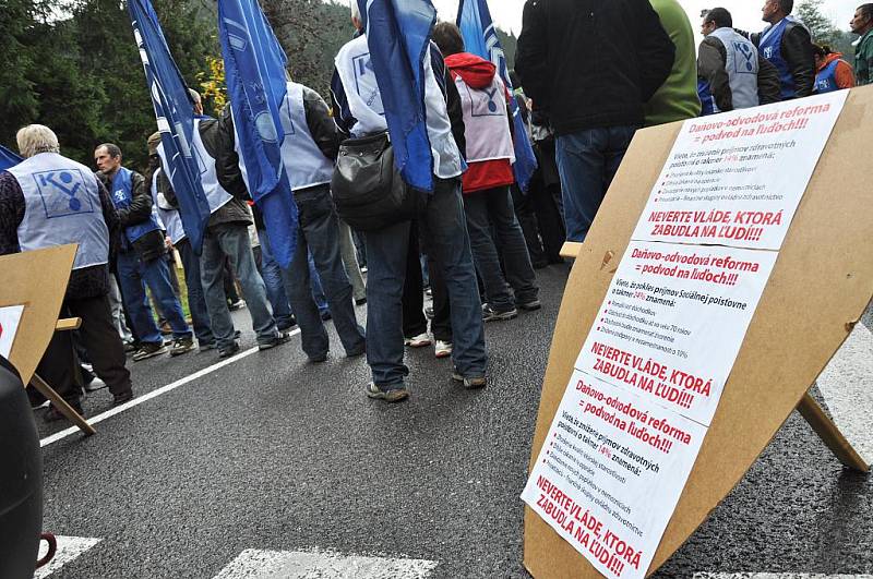 Hraniční přechod Velké Karlovice – Makov zablokovali v úterý 11. října 2011 slovenští odboráři. Protestovali proti politice a reformám své vlády