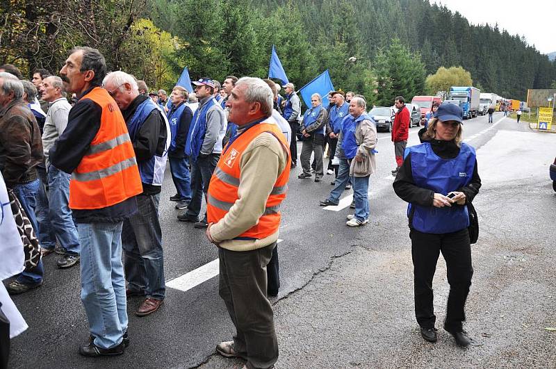 Hraniční přechod Velké Karlovice – Makov zablokovali v úterý 11. října 2011 slovenští odboráři. Protestovali proti politice a reformám své vlády