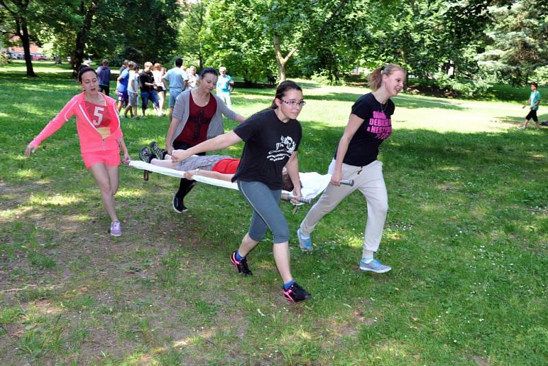 Studentky Střední zdravotnické školy a Masarykova gymnázia ve Vsetíně při školním kole soutěže v poskytování první pomoci; Vsetín, Panská zahrada, čtvrtek 11. června 2015