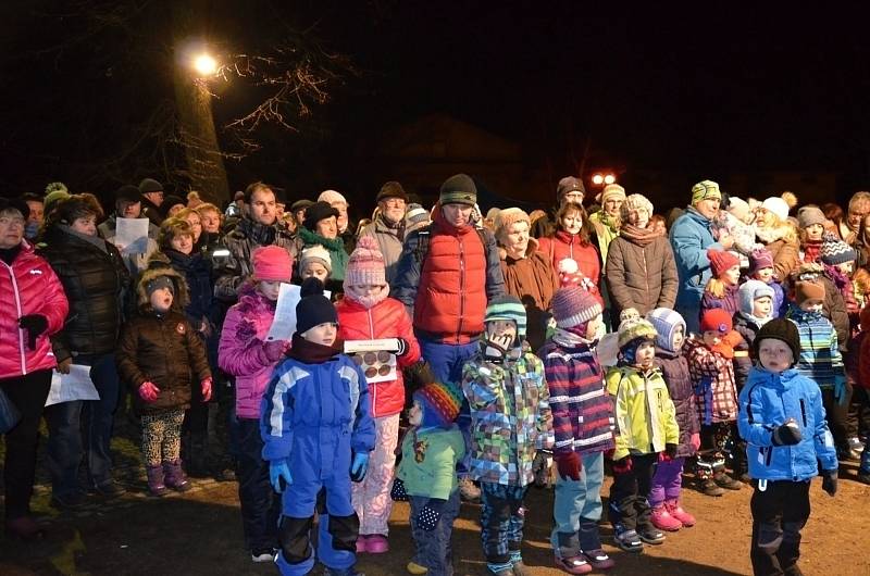 Rožnov pod Radhoštěm se ve čtvrtek 13. prosince 2017 zapojil do akce Česko zpívá koledy poprvé. K Hudebnímu altánu si s Cimbálovou muzikou Polajka přišlo zazpívat více než 600 lidí.