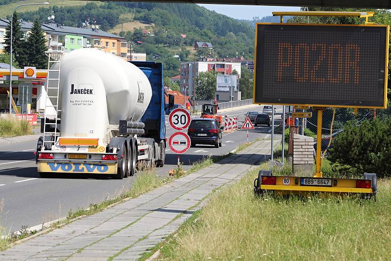 V souvislosti se stavbou okružní křižovatky ve Vsetíně na ul. Generála Klapálka dochází ke změnám v dopravě i v Rokytnici.