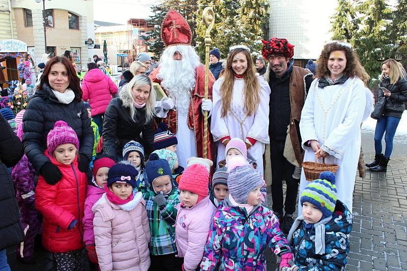 Mikulášský den před vsetínským domem kultury si v pátek dopoledne užívaly zejména děti. Pracovníci Střediska volného času Alcedo připravili program pro nejmenší i ty odrostlejší.