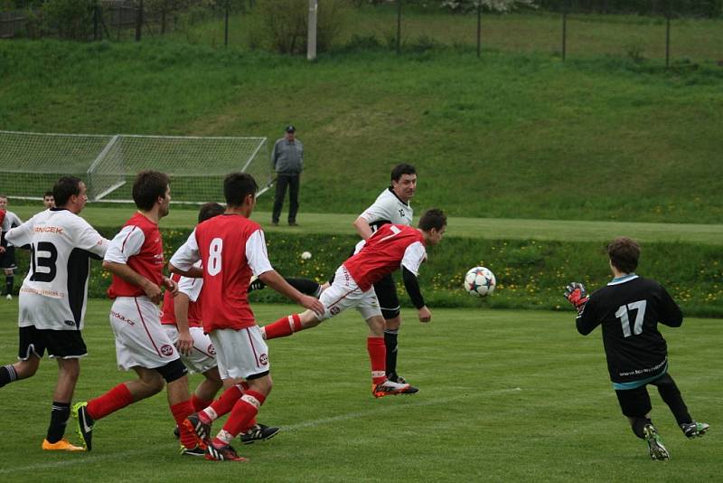 Fotbalisté Zašové (modré dresy) v pátek 1. května doma prohráli s Valašskou Polankou 0:5.