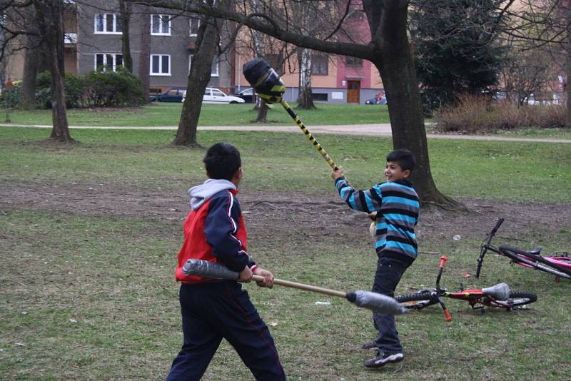 Jednou z aktivit byl i boj se speciálními tyčemi.