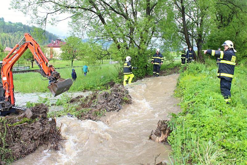 Velká voda potrápila hasiče 22. května 2019 v Huslenkách. Usměrňovali koryto u fotbalového hřiště, aby voda nezaplavovala silnici.