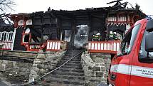 Hasiči dohašují rozsáhlý požár, který vážně poničil historickou budovy Libušína na Pustevnách postavenou podle architekta Dušana Jurkoviče; Pustevny, Prostřední Bečva, pondělí 3. března 2014.