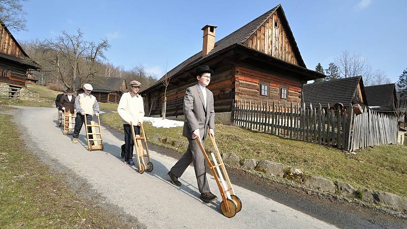 Tradiční obchůzka rapačářů se letos v rožnovském skanzenu uskutečnila s předstihem a pod dohledem kamery a fotoaparátů.