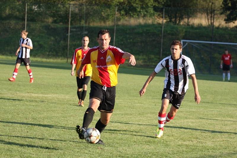 Fotbalisté Valašského Meziříčí B (černobílé dresy) doma porazili Podkopnou Lhotu 4:1.