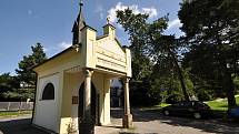 Valašské Meziříčí - kaple sv. Rocha ve Vrbenské ulici je jednou z mála památek, které přečkaly asanaci starého meziříčského předměstí a městečka Krásna v 60. a 70. letech 20. století.