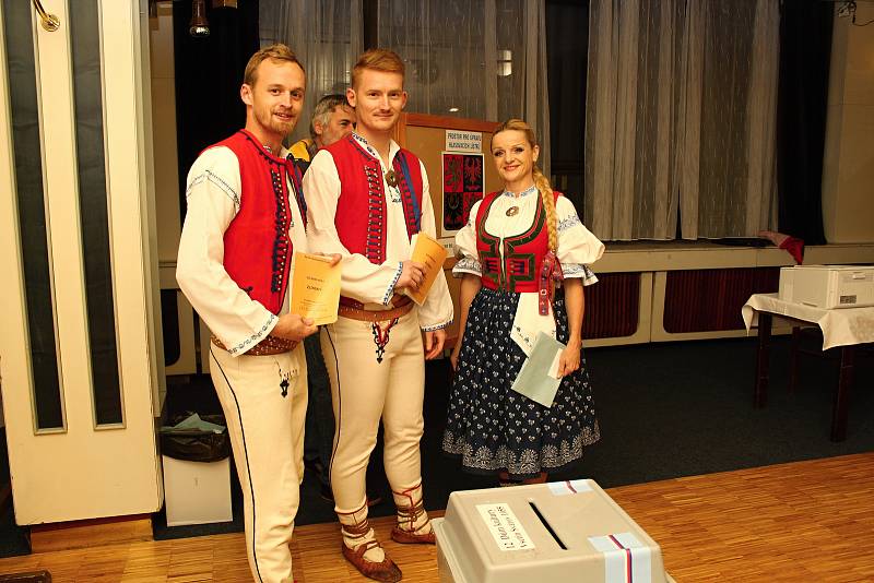 Na sněmovní volby se ve Vsetíně vyšňořili členové Folklorního souboru Jasénka. Svůj hlas vhodili do hlasovací schránky ve valašském kroji Roman Diblík, Vít Ludva a Eva Lambertová.