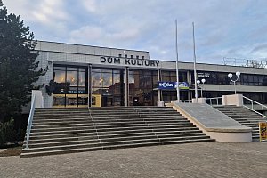 Rekonstrukce hlavního schodiště a podesty před vstupem do Domu kultury ve Vsetíně přišla na pět milionů korun.
