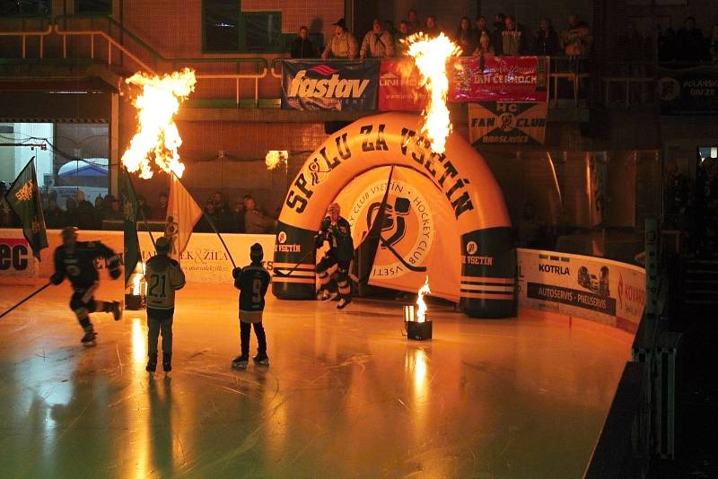 Valašsko ožilo hokejem. Zelenožlutí borci se první březnový den pustili do bojů v play-off. Za mohutné podpory věrných fanoušků.