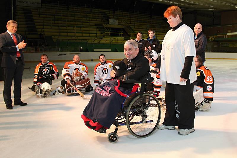 Cenu za mimořádný přínos v oblasti sportu získal Roman Herink, který v roce 1999 založil ve Zlíně s partou nadšenců první sledge hokejový tým v Česku.