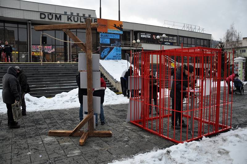 Sdružení Repelent21 protestující proti účasti zástupců KSČM v zastupitelstvu Zlínského kraje uspořádalo ve čtvrtek 7. února 2013 demonstraci před Domem kultury ve Vsetíně