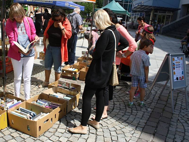 Bazar knih před Masarykovou veřejnou knihovnou na Dolním náměstí ve Vsetíně; středa 20. července 2016