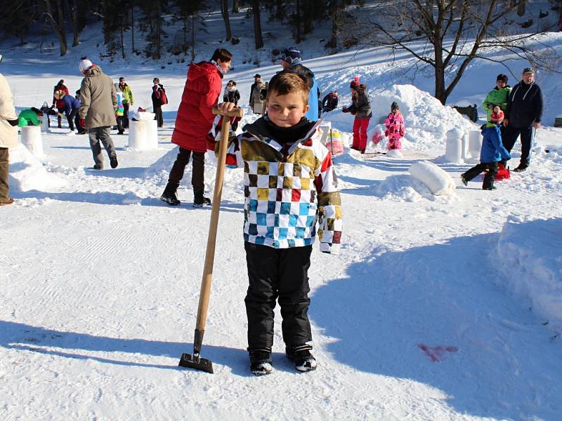 Soutěž o nejhezčí sněhovou sochu, soutěže a hry pro děti připravili pořadatelé spolku Dědictví Velkých Karlovic