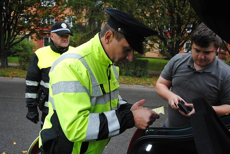 Do role policistů a strážníků se v úterý 10. října 2017 vžili žáci čtyř meziříčských základních škol. Vytvořili s nimi hlídky a v různých částech města kontrolovali řidiče.