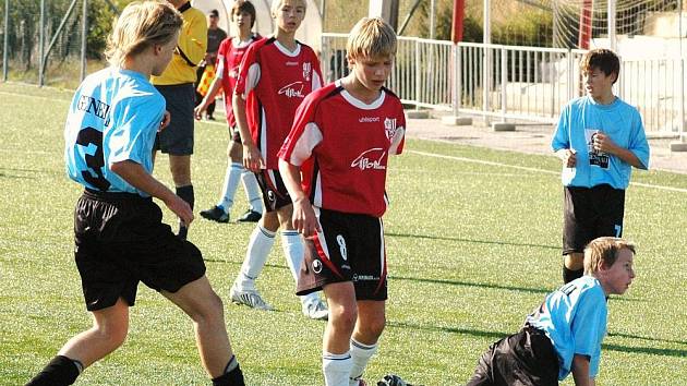 Starší žáci Valašského Meziříčí (červené dresy) rozdrtili doma Slušovice 10:0 a potvrdili svou výbornou formu. 