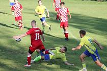 Fotbalisté Kelče (ve žlutém) v rámci I. B třídy skupiny A vedli doma nad Brumovem B 2:0, nakonec ale padli 2:4.