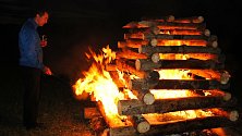 Farář Jan Bleša zapaluje v úterý 23. června 2020 svatojánský oheň na louce u kapličky v kladerubské části Hořansko.