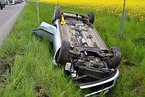 Osobní vůz Ford, který ve čtvrtek 16. května 2016 u Lešné po střetu se Škodou Fabia skončil převrácený v příkopě u silnice.