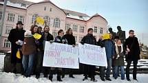 Odpůrci bourání Horního Jiřetína kvůli diskutovanému prolomení těžebních limitů se sešli ve čtvrtek 5. února 2015 na náměstí Svobody ve Vsetíně