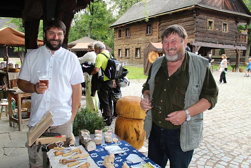 Na jednadvacátý ročník mezinárodního setkání neprofesionálních řezbářů s názvem Hejův nožík se v sobotu 7. července 2018 sjelo do rožnovského skanzenu pětadvacet umělců. Mezi nimi i Jan Brlica z Francovy Lhoty, pokračovatel řemesla po otci Janovi.