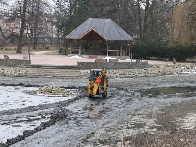 Pravocníci Technických služeb čistili zanesené dno rybníčku v Panské zahradě.