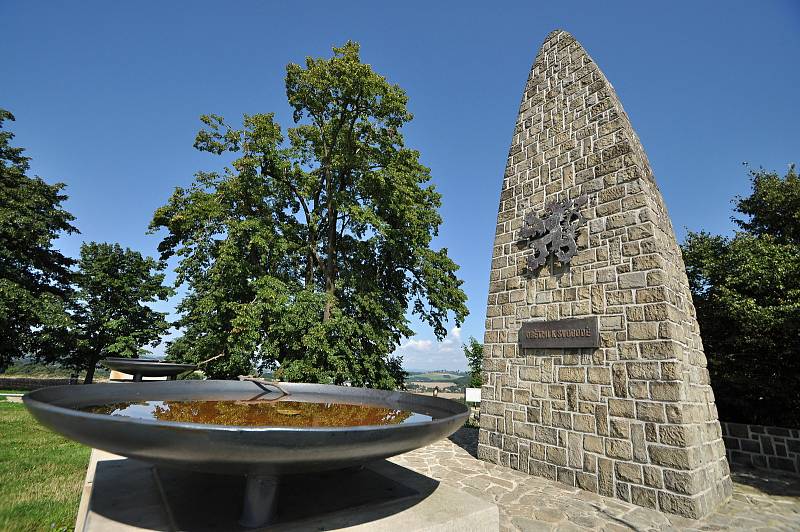 Valašské Meziříčí - památník osvobození byl na vrchu Helštýn nad Valašským Meziříčí odhalen 17. října 1948