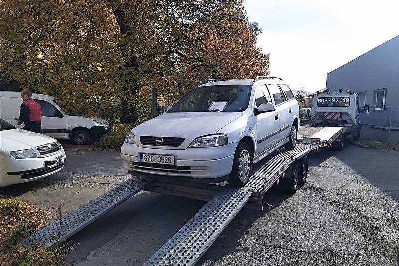 Odtahová služba odstraňuje z parkovišť ve Valašském Meziříčí dlouhodobě nepojízdná auta, jejichž majitelé nereagovali na výzvy místní radnice k nápravě situace.