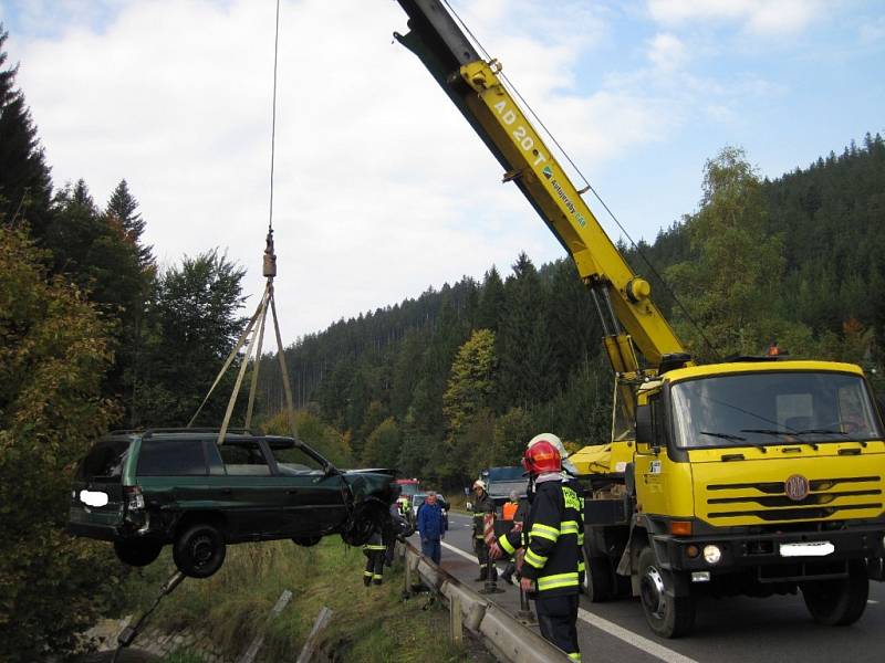 K hrůzostrašně vyhlížející nehodě došlo v pondělí dopoledne v Horní Bečvě.