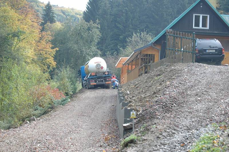 Pod cisternou, která se otáčela na prostranství před domem se sesula krajnice. Hrozil pád auta z prudkého velkého svahu.