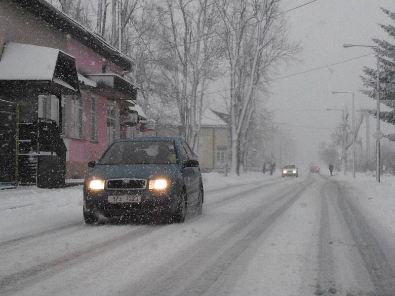 Silnice na výše položených místech pokrývá od čtvrtečního rána několikacenti­metrová vrstva nového sněhu.