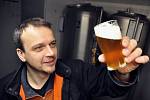 Spolumajitel hospody a penzionu Pod Pralesem Lubor Gášek kontroluje vánoční patnáctistupňový pivní speciál Drdlík uvařený v Karlovském minipivovaru.