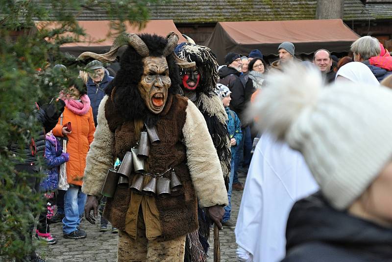 Tradiční vánoční jarmark ve Valašském muzeu v přírodě v Rožnově pod Radhoštěm zpestřily v sobotu a neděli 14. a 15. prosince 2019 obchůzky čertovských družin ze Zděchova, Lačnova i Valašských Klobouk.