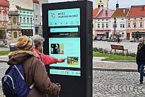 Staré papírové vývěsky na náměstí ve Valašském Meziříčí nahradily moderní informační kiosky; únor 2023