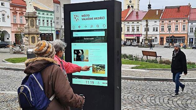 Staré papírové vývěsky na náměstí ve Valašském Meziříčí nahradily moderní informační kiosky; únor 2023