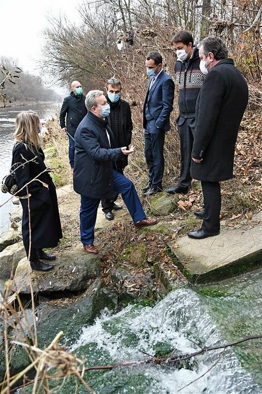 Ministr životního prostředí ČR Richard Brabec (ANO) si se starostou Valašského Meziříčí Robertem Stržínkem (ANO) a zástupci České inspekce životního prostředí prohlížejí výpusť, z níž do řeky Bečvy unikly neznámé látky; pátek 27. listopadu 2020