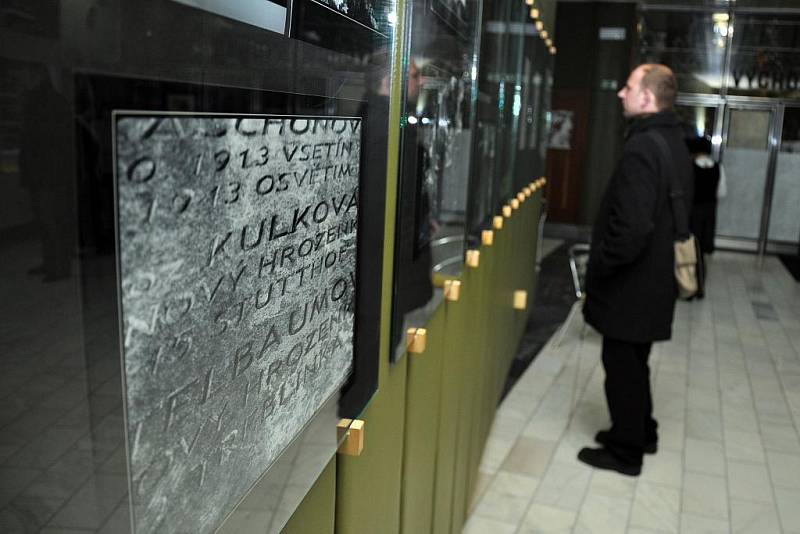 Ve vsetínském kině Vatra se v úterý 25. ledna konala vernisáž fotografií s tématem Holocaustu. Byla součástí komponovaného programu, který při připomínce Mezinárodního dne obětí Holocaustu v kině probíhal