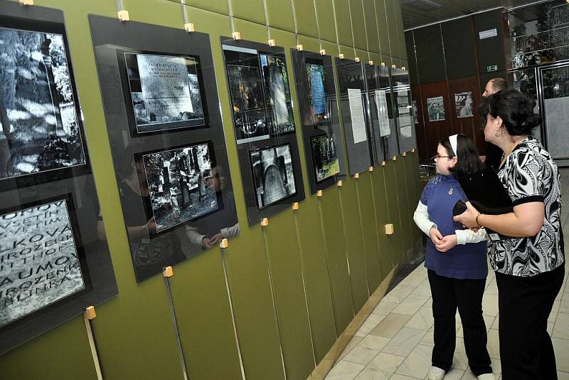 Ve vsetínském kině Vatra se v úterý 25. ledna konala vernisáž fotografií s tématem Holocaustu. Byla součástí komponovaného programu, který při připomínce Mezinárodního dne obětí Holocaustu v kině probíhal