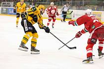 Hokejisté Vsetína (žluté dresy) srovnali čtvrtfinále na 1:1 na zápasy.