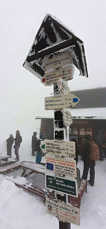 V sobotu 30. ledna 2021 zahalila Pustevny hustá mlha. Turisty však od návštěvy neodradila.