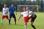 Fotbalisté Podlesí (modré dresy) doma porazili Nedašov 2:0.