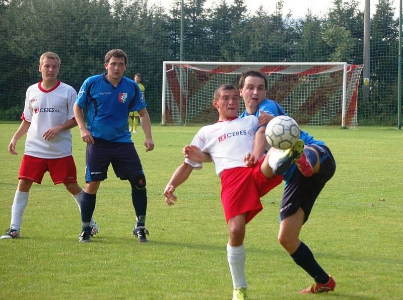 Fotbalisté Podlesí (modré dresy) doma porazili Nedašov 2:0.