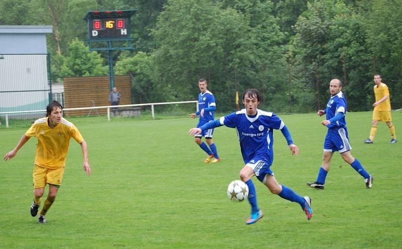 V utkání krajského přeboru Velké Karlovice + Karolinky (žluté dresy) doma prohrály s Chropyní 0:1. 