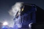 Z hořící rekreační chaty v Huslenkách zachránili hasiči leguána; úterý 4. července 2023