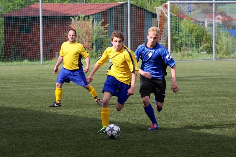 Fotbalisté Valašského Meziříčí B (žluté dresy) doma porazili Brumov B 2:1.