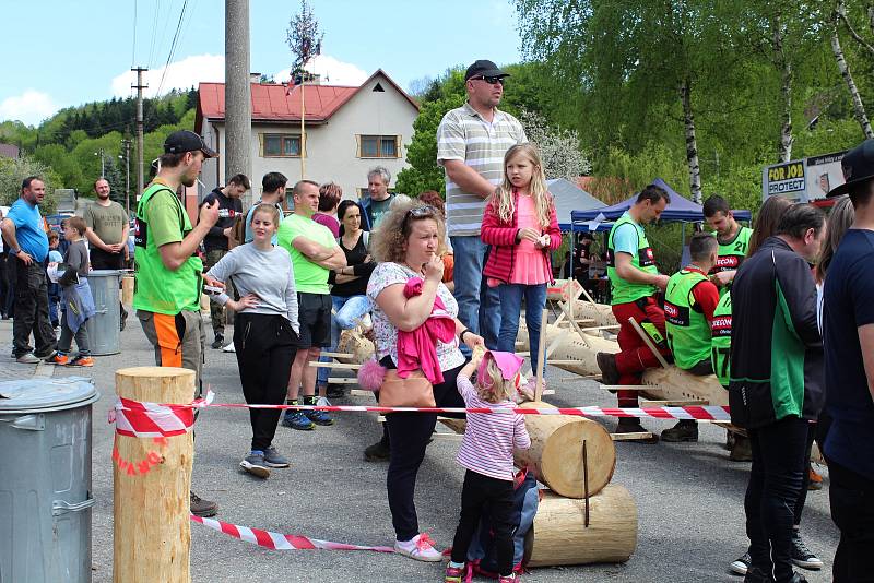 Na soutěž Prlovský drvař se v sobotu 11. května sjelo 32 soutěžících a stovky návštěvníků.