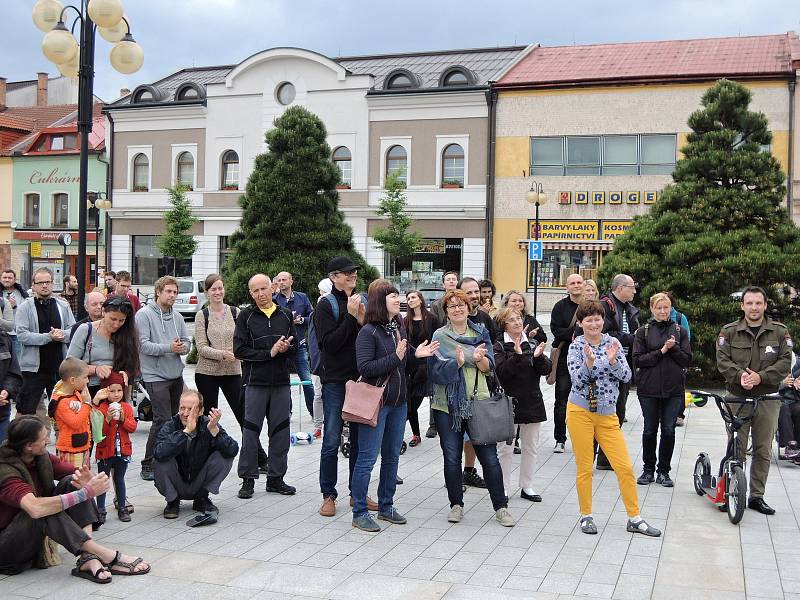 Na 150 lidí přišlo v úterý 28. května 2019 vyjádřit na rožnovské Masarykovo náměstí svůj nesouhlas s vládou Andreje Babiše